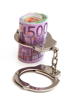 Geldwäschebeauftragter Handschellen und Euro Banknoten