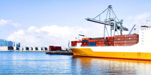 Geldwäschebeauftragter in Hamburg blickt auf ein Containerschiff