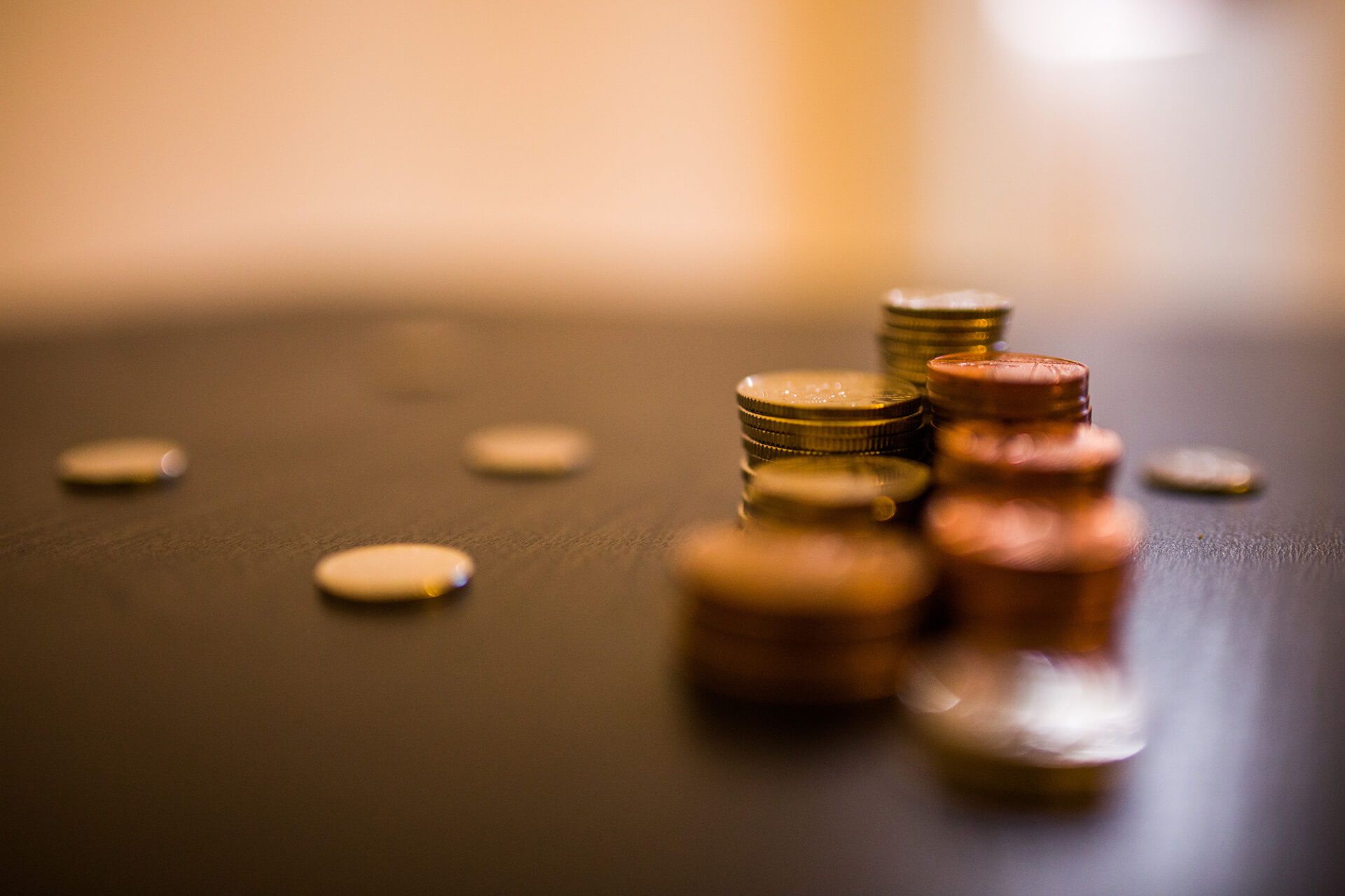 Geldwäschebeauftragter schaut auf einen Münzhaufen auf seinem Büroschreibtisch
